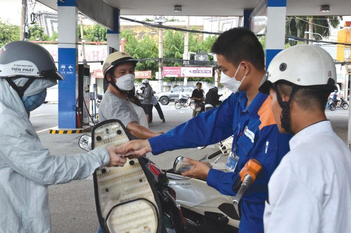 Xăng tăng giá, doanh nghiệp cho làm việc hybrid, hỗ trợ tiền cho nhân viên - Tạp chí Kinh Tế Sài Gòn