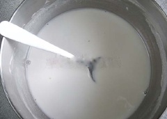 Lấy khoảng 100ml nước hòa tan với bột năng và bột gạo.