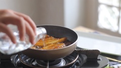 Phương pháp flambe: Tắt bếp, cho 30ml rượu cam vào, bật lửa, chờ cho rượu nóng lên một chút thì nhẹ tay nghiêng chảo để hơi rượu bắt lửa và bùng cháy. Đặt chảo lại trên bếp và chờ cho ngọn lửa tắt hẳn thì tắt bếp.