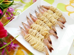 Dùng tăm nhọn xiên dọc phần lưng tôm để giữ tôm thẳng khi chiên. Sau đó lấy từng sợi mì quấn quanh mình tôm. Làm lần lượt như vậy đến hết phần nguyên liệu.
