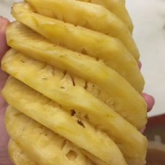 Dứa (thơm) gọt vỏ, bỏ mắt, cắt đôi bào sợi (hoặc cho vào máy xay nhưng không giòn dai bằng).