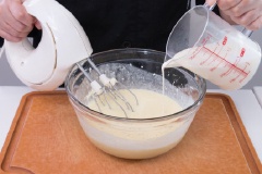 Tiếp đến, cho vào kem whipping và bột mì, dùng phới lồng trộn cho quyện đều thành hỗn hợp đồng nhất.