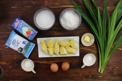 Cách làm bánh crepe sầu riêng: Rây bột và 30gr đường vào âu, trộn đều. Cho nước cốt dừa, sữa tươi và đập trứng vào âu. Trộn đều.