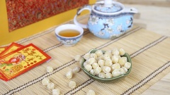 Mứt hạt sen là món ăn vặt nhâm nhi rất ngon miệng trong những dịp Xuân về. Hạt sen bùi béo, được phủ một lớp đường ngọt thanh, thường dùng chung với tách trà nóng. Đây là món giúp thư giản tinh thần rất hiệu quả.