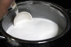 Trộn bột bò bía ngọt: Bạn rây bột gạo, bột mì vào âu rồi trộn đều. Đập 2 quả trứng vào âu bột, tiếp tục cho từ từ nước vào. Các bạn đừng đổ một lúc luôn nhé cứ để bột đặc rồi bắc chảo lên tráng thử, bột đặc quá các bạn cứ thêm từ từ nước thôi (hỗn hợp sẽ giống như đổ bánh xèo là được). Tráng bánh mỏng cho ngon nhé.
