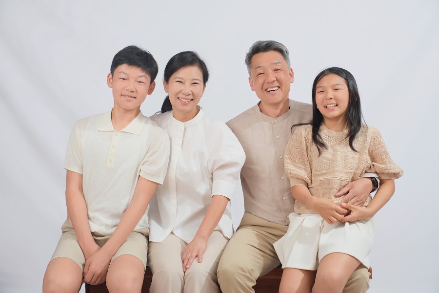 Familienfoto im Studio vor ruhigem Hintergrund