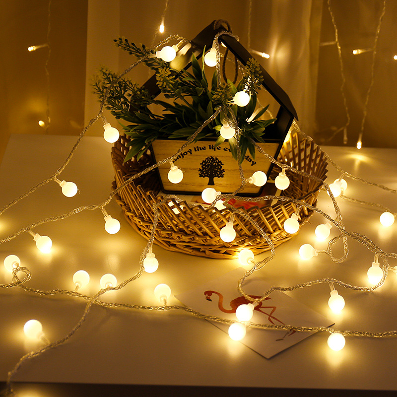 LED-Lichterkette mit verschiedenen Dekorelementen