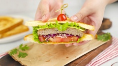 Khi dùng cắt đôi bánh sandwich khi còn nóng, ăn cùng tương ớt Maggi. Bánh sandwich có lớp vỏ giòn giòn, thơm mùi bơ, kẹp ở giữa là các loại rau cải tươi mát, phần thịt mềm mọng, chấm kèm với tương ớt Maggi càng làm tăng thêm hương vị sẽ khiến cho bạn càng ăn càng mê.