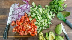 Chuẩn bị làm salad bơ và rau quả: Dưa leo, cà chua cắt hạt lựu nhỏ. Hành tây cắt mỏng. Trái bơ bóc vỏ, bỏ hạt, cắt miếng hình vuông nhỏ vừa ăn.