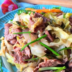 Múc thịt xào ra đĩa và dùng với cơm. Bò xào dưa chua với thịt bò thăn tươi đỏ au xào cùng bắp cải muối chua giòn. Món ăn có vị béo thơm của thịt, chua chua của bắp cải muối rất thích. Hứa hẹn là món ăn đổi vị hấp dẫn.