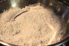 Dùng đồ rây, rây 100g bột mì thật mịn, trộn bột mì, 1/2 muỗng cà phê muối, 1/2 muỗng cà phê bột nở vào thau nhỏ.