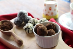 Chocolate truffle với vị béo ngậy của kem tươi, vị đắng nhẹ của cacao, được phủ thêm nhiều loại topping ngoài vỏ sẽ khiến bạn ăn mãi không thôi. Vì là chocolate tươi nên bạn nhớ bảo quản kẹo trong tủ lạnh nhé. Chúc các bạn thành công!