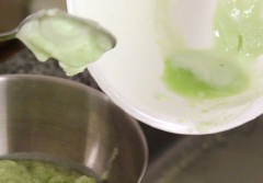 Gạn bỏ phần nước, lấy phần tinh bột lắng lại trong tô đó rồi đổ chung với phần bột đã lọc bên trên, dùng muỗng đảo đều.