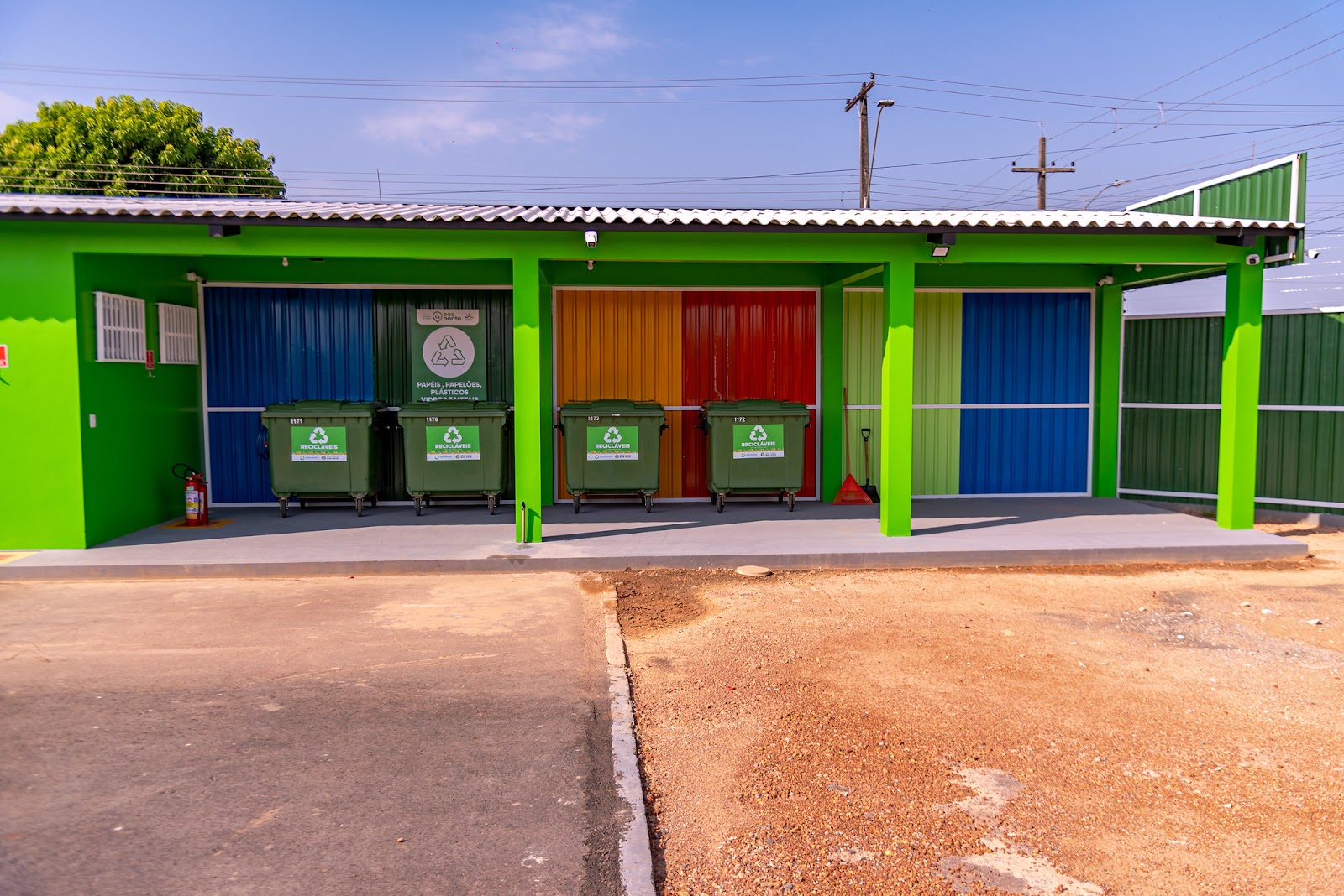 Moradora descartando materiais recicláveis no Ecoponto do Caçari em Boa Vista