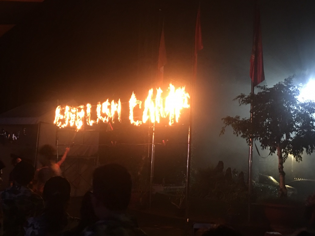 Lửa trại “English Camp” sáng rực cả khung trời