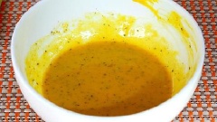 Trong chén nhỏ, trộn mù tạt, giấm, dầu ô liu, muối và hạt tiêu với nhau. Đánh cho đến khi chúng kết hợp.