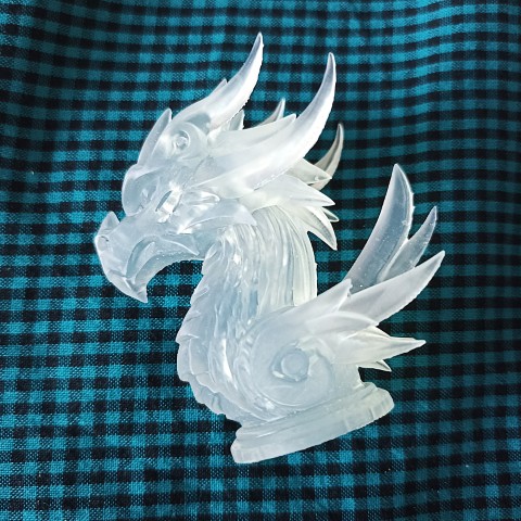 Anycubic ABS-Like Şeffaf UV Reçine ile baskı alınmış ejderha figürü
