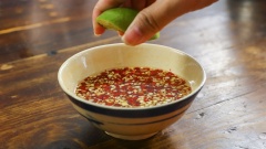 Tiếp đến là công đoạn làm nước mắm. Cho các gia vị vào trộn đều. Sau đó vắt thêm chanh vào là đã có ngay món nước mắm siêu đơn giản mà lại cực kỳ ngon rồi nha.
