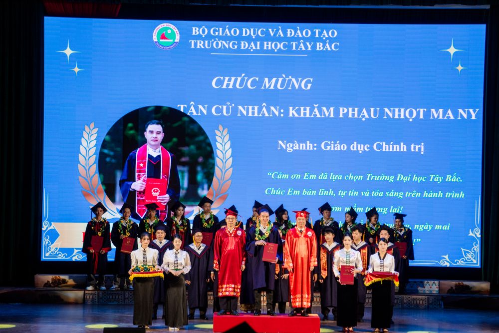 Trường Đại học Tây Bắc tổ chức Lễ Bế giảng và Trao bằng cử nhân cho khóa học 2022–2026