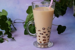 Đợi trà sữa nguội thì cho vào ly, thêm trân châu, ít đá viên nhỏ vào, khuấy đều cho ly trà sữa trân châu đường nâu được lạnh, uống sẽ ngon hơn. Nếu lo ngại các sản phẩm trà sữa ngoài tiệm không rõ nguồn gốc thì bạn có thể tự làm trà sữa ngọc trai tại nhà, vừa tiết kiệm vừa an toàn sức khỏe nhé.