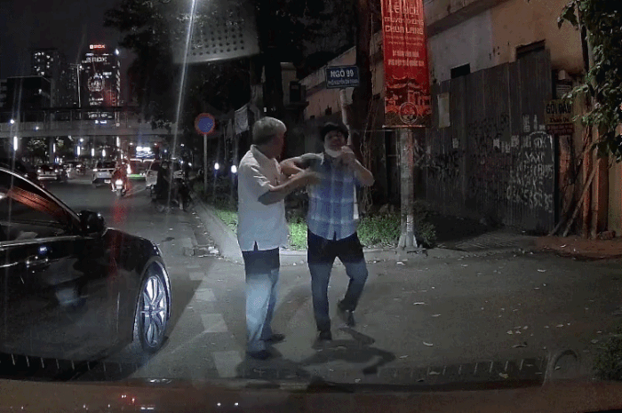 Hà Nội: Tài xế taxi bị người lái xe Mercedes đánh xây xẩm mặt mày sau va chạm giao thông - Báo Tiền Phong