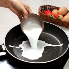Bắt lên bếp chảo chống dính, làm nóng chảo ( để lửa vừa) rồi phết lên 1 lớp dầu ăn mỏng, múc 1 vá bột đổ vào, lắc chảo để bột dàn đều, rồi đậy nắp lại 30 giây để bánh chín. Tiếp đó, cho 1 vá trứng vào dàn đều trên mặt bánh, rồi đậy nắp thêm 30 giây nữa.
