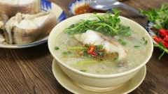 Cháo cá lóc rau đắng nóng múc ra tô, rắc chút tiêu, hành phi lên trên mặt và tất nhiên là không thể thiếu đĩa rau đắng đất ăn kèm rồi. Với hương vị ngon miệng, dễ tiêu hóa lại giàu dinh dưỡng, cháo cá lóc rau đắng thực sự là một món ngon tuyệt vời của miền Tây sông nước. Với cách nấu cháo cá lóc này, sẽ khiến người ăn bị thu hút với vị ngọt ngọt của thịt cá lóc, hương thơm nhẹ nhàng của nấm rơm cùng với vị đăng đắng nhè nhẹ của rau đắng nữa. Còn chờ gì nữa mà không bắt tay thực hiện cháo cá miền Tây hấp dẫn này!