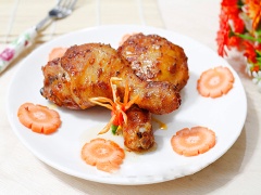 Lấy đùi gà nướng muối ớt ra thưởng thức ngay khi còn nóng. Đùi gà nướng muối ớt với cách làm đơn giản, đùi gà tẩm ướp 1 lần gia vị cho ngấm rồi cho vào lò nướng chín. Vị thịt gà nướng chín thơm, béo mặn, cay cay ngon miệng.