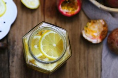 Đầu tiên cắt chanh dây làm đôi và nạo lấy phần ruột ra ngoài. Chanh vàng rửa sạch, cắt lát mỏng. Xếp một lớp chanh vàng vào hũ rồi rưới mật ong, thêm 1 lớp chanh, mật ong, cứ làm như vậy đến khi hết. Sau đó đổ nước cốt chanh dây vào, thêm đường phèn lên trên là xong nha. Chỉ cần đậy nắp, lắc nhẹ một chút rồi cho vào tủ lạnh dùng dần.