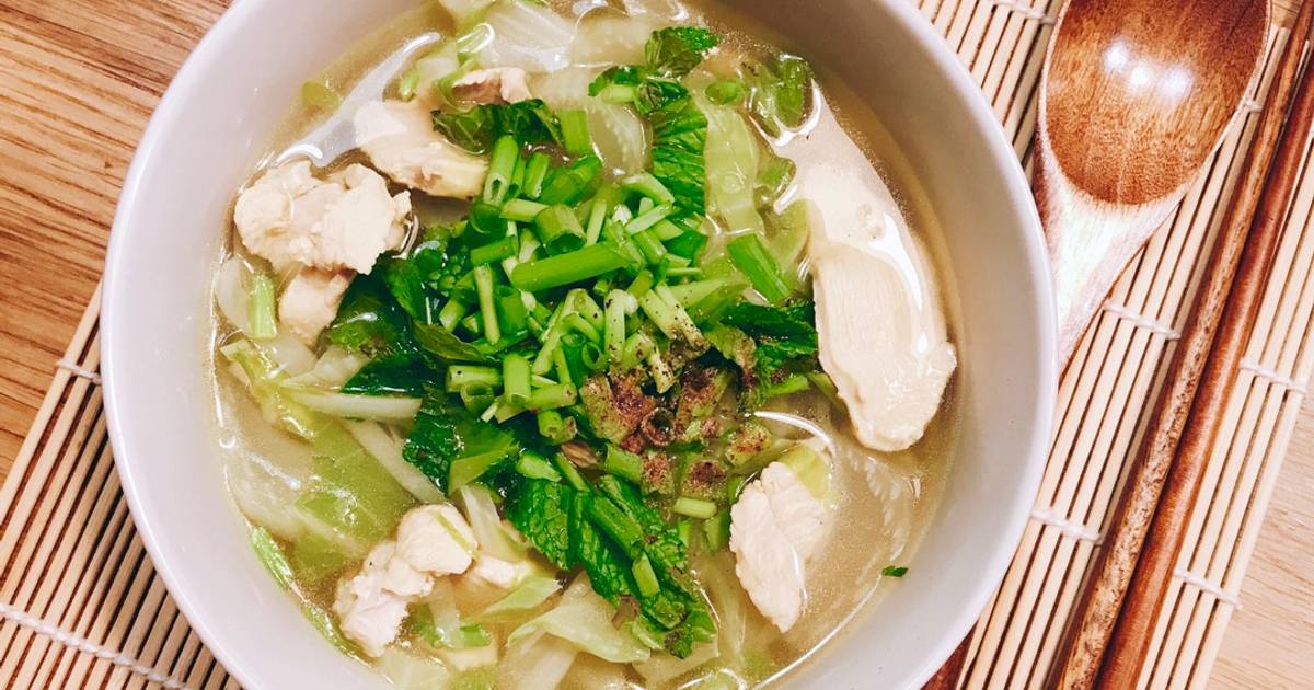 Canh Ức Gà & Lá Súp Lơ Trắng