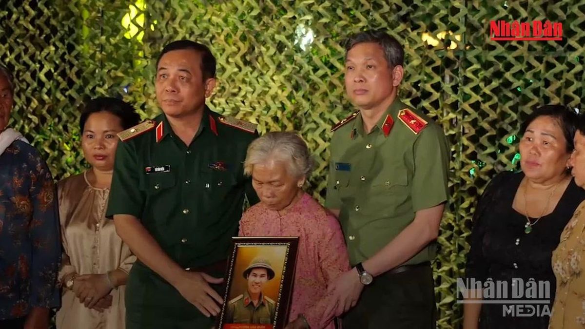 [Video] Xúc động khoảnh khắc tái hiện cuộc đoàn viên của liệt sĩ Huỳnh Văn Quên sau gần 60 năm - Báo Nhân Dân