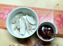 Thái sườn chay miếng vừa ăn, thái cà chua. Ướp sườn chay với hạt nêm Knorr Nấm Hương. Chuẩn bị gia vị gồm đường, giấm.