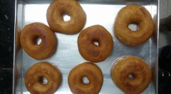 Cán bột dày 7mm, cắt tạo hình mình dùng khuôn cắt bánh donut hoặc bạn có thể dùng nắp chai nước suối cắt tạo lỗ cho bánh cũng được, ủ ấm 40 phút. Đem chiên vàng, vớt ra để ráo dầu.