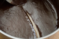 Vừa nấu vừa khuấy hỗn hợp sữa chocolate để nhanh tan chảy, hòa đều vào nhau. Cho vào 1 thanh quế, 2 trái ớt và phần sữa tươi còn lại, nấu tiếp khoảng 5 phút. Thêm 2 muỗng canh đường nâu, 2 muỗng canh sữa đặc, khuấy đều lên thì tắt bếp. Vớt thanh quế và ớt ra, rót sữa chocolate nóng vào ly và thưởng thức.