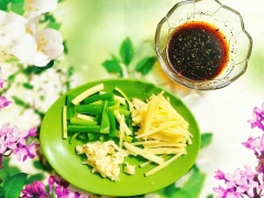 Gừng cạo sạch vỏ đem thái chỉ, tỏi băm nhỏ, hành lá thái khúc ngắn. Các gia vị còn lại cho chung 1 bát con và khuấy đều cho hòa tan.