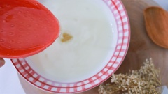 Làm thạch sữa dẻo: đổ 200ml sữa tươi có đường ra tô, thêm vào 5gr gelatine đun chảy rồi khuấy đều. Đổ hỗn hợp ra khuôn đem làm lạnh trong ngăn mát cho đông lại. Sau đó lấy ra cắt thành những miếng vuông nhỏ vừa ăn.