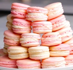 Thưởng thức thôi nào. Bánh Macarons kem phô mai có màu trắng hồng tuyệt đẹp, lớp vỏ ngoài xốp giòn thơm mùi bột bánh kẹp lấy phần nhân kem phô mai ngọt ngào, chắc chắn sẽ khiến bạn thích thú đấy!