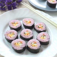 Dùng dao sắc và hơi ẩm cắt từng cuộn kimbap thành các miếng có độ dày đều nhau (khoảng 1,5 cm). Khi ăn kimpap, các bạn có thể chấm cùng nước tương hoặc hỗn hợp sốt mayonaise tương ớt. Nay bạn hãy thử cách biến tấu mới lạ cho món kimbap thêm phần hấp dẫn nhé. Kimbap khoai lang tím có hương vị thật lạ miệng với phần cơm cuộn màu tím bắt mắt trông thật xinh xắn, đáng yêu phải không?