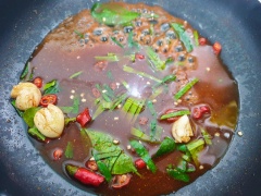 Nấu tan gia vị rồi cho gà đã xé vào, sao nhỏ lửa đến khi xốt rút hết vào gà rồi tắt bếp.