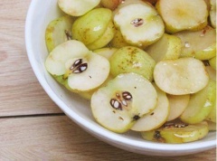 Hòa tan 10g muối với 1 lít nước lọc rồi cho táo vừa cắt vào ngâm khoảng 3 tiếng đồng hồ.
