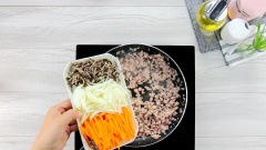 Sau đó thêm 100gr cà rốt cắt khúc nhỏ, 30gr hành tây thái mỏng, 20gr nấm mèo ngâm nở cắt sợi vào, thêm 50ml nước, xào đều cho rau củ vừa chín. Nêm 15gr đường, 15gr hạt nêm, 15gr dầu hào, 15gr sa tế tôm, xào đều cho thịt và rau củ thấm gia vị.