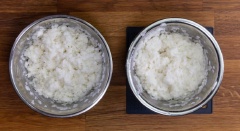 Trong lúc đó chuẩn bị nước cốt dừa: làm nóng chảo, đổ nước cốt dừa, muối, đường vào khuấy đều liên tục đến khi đường tan, đun thêm 1 phút thì tắt bếp. Cho xôi nếp trộn đều với nước cốt dừa. Xoài gọt vỏ, tạo hình tùy sở thích của bạn nhé.