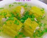 Khổ qua rửa sạch cắt 2 đầu rồi cắt đôi lấy hột bỏ đi.Dồn giò sống vào khổ qua.Bắc nồi lên bếp cho ít dầu ăn vào chờ dầu nóng cho ít hành băm vào phi thơm rồi cho nước vào nồi nấu sôi lên cho khổ qua nhồi thịt vào nấu lửa lớn thỉnh thoảng vớt bọt,hầm cho khổ qua mềm nêm ít muối,2 muỗng cafe hạt nêm và ¼ muỗng cafe bột ngọt nêm nếm lại cho vừa ăn rồi tắt bếp.Cho hành lá cắt nhỏ vào và rắc thêm ít tiêu cho thơm.