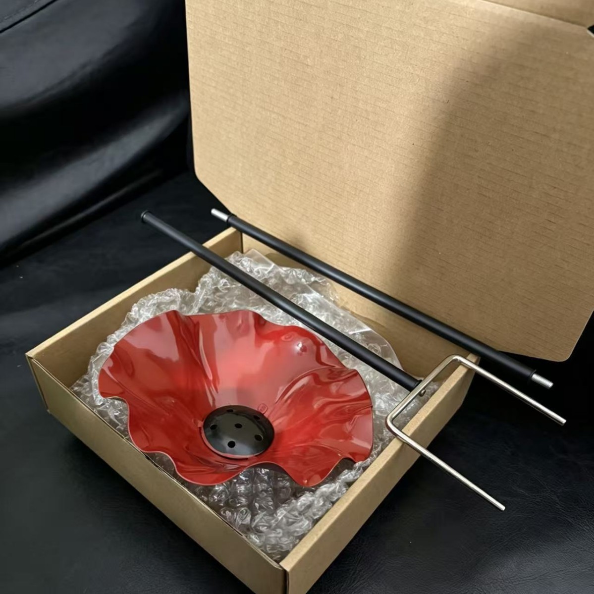 Vogeltränke als Blumen-Stecker aus Metall
