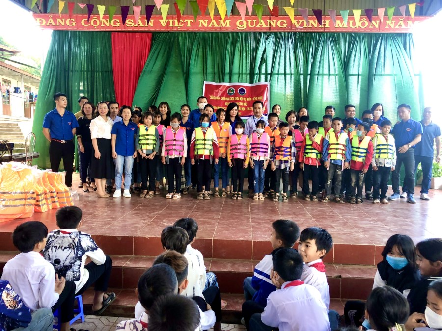 Công đoàn - Chi đoàn Giáo viên Cán bộ Khoa Khoa học Tự nhiên - Công nghệ trao tặng áo phao cứu sinh cho học sinh Trường TH, THCS Tạ Bú