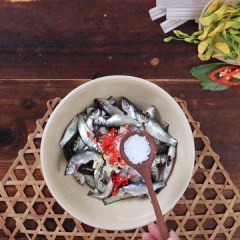 Làm sạch 500gr cá linh tươi , để vào rổ thưa cho ráo nước, ướp cá với 1 muỗng canh tỏi băm, 1 muỗng canh ớt băm, 1 muỗng canh đường, 1 muỗng canh muối, 1/2 muỗng cà phê tiêu trong khoảng 10 phút.