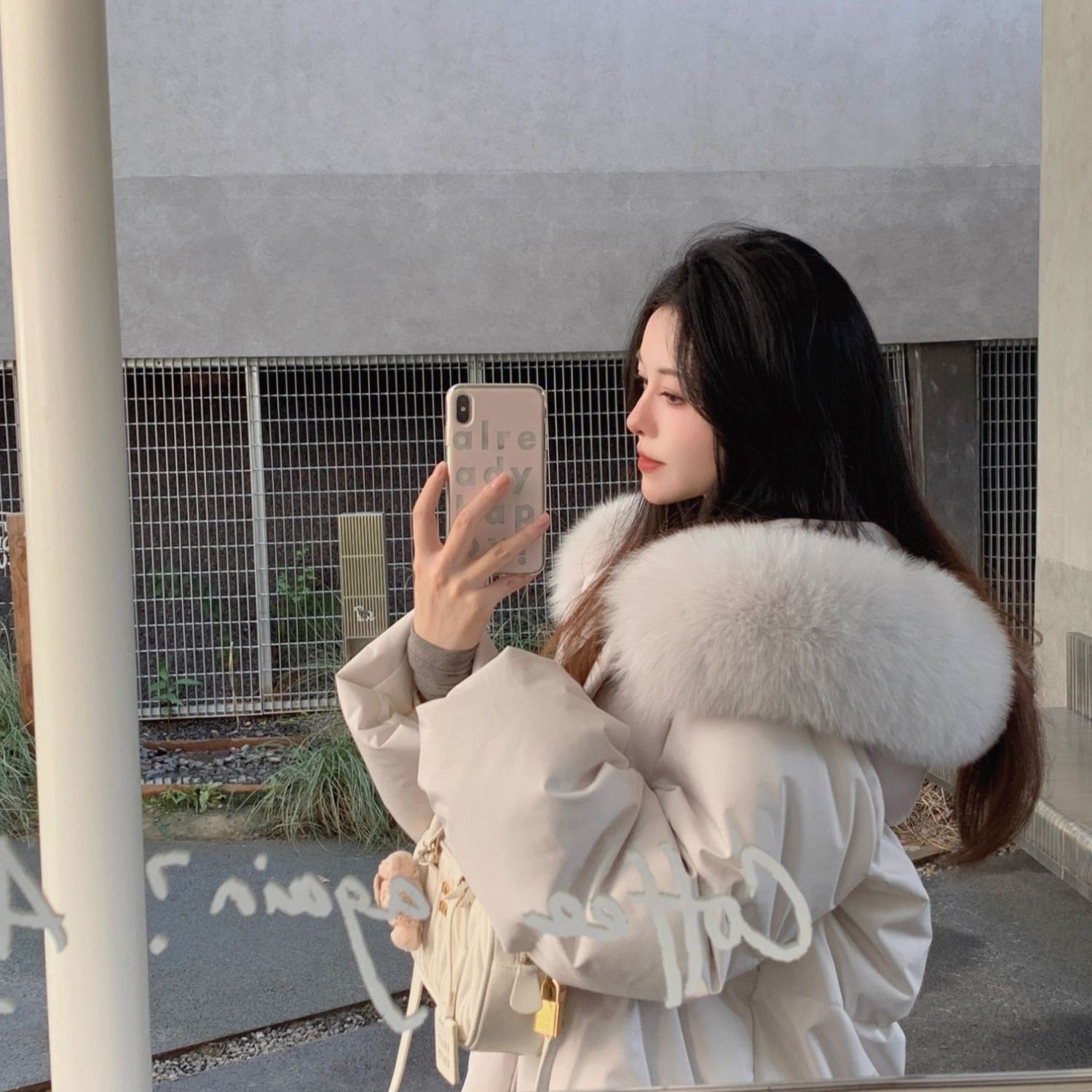 Short padded women's jacket with hood and fur collar