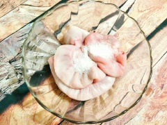 Tràng heo cho vào thau cùng với 1 muỗng canh giấm, 1 muỗng canh muối rồi bóp kỹ sau đó rửa lại vài lần với nước cho thật sạch.