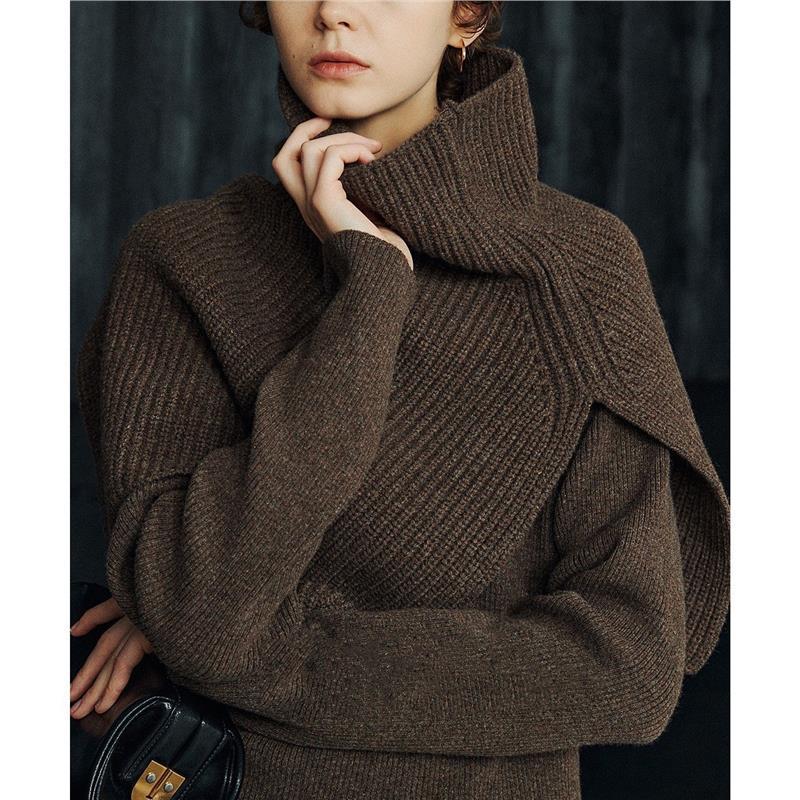 Knitted shoulder warmer made of merino wool with slit