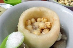 Đặt lê vào trong 1 chiếc tô to, bỏ sen vào trong lòng quả, thêm 10g đường. Bên ngoài, rải thịt lê xung quanh và cho thêm 10ml nước cùng 20g đường.
